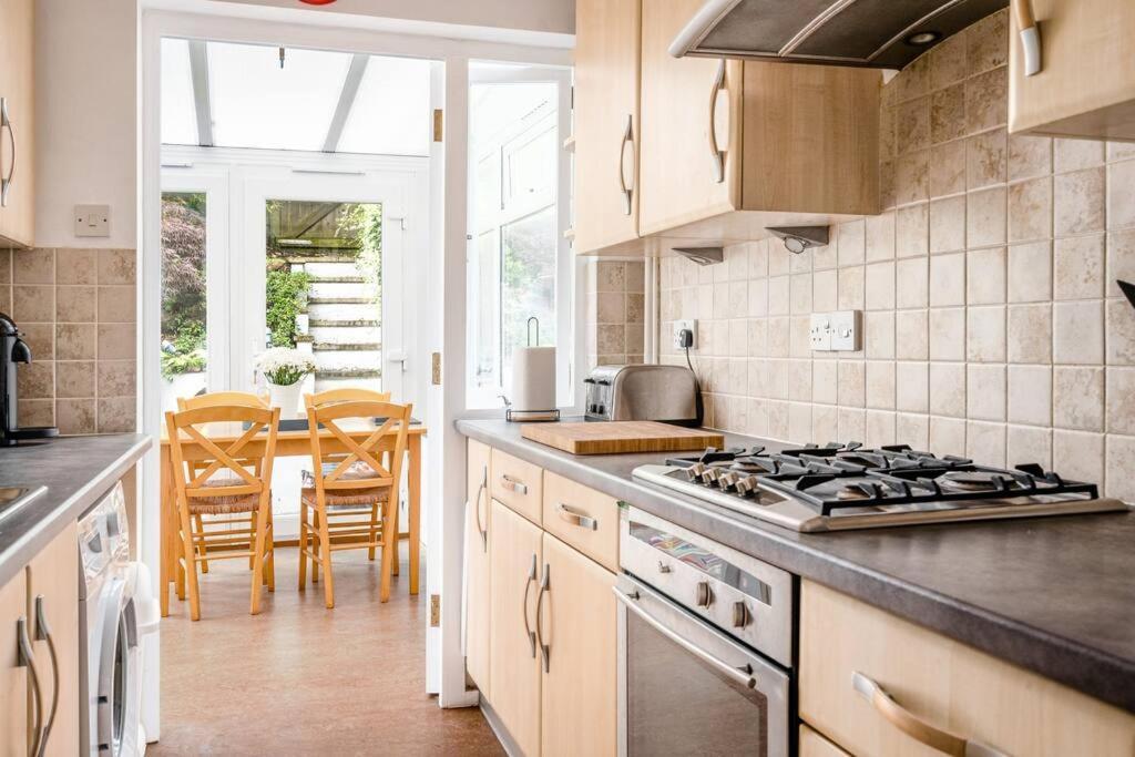 Stunning 4 Bedroom House In Central บาธ ภายนอก รูปภาพ